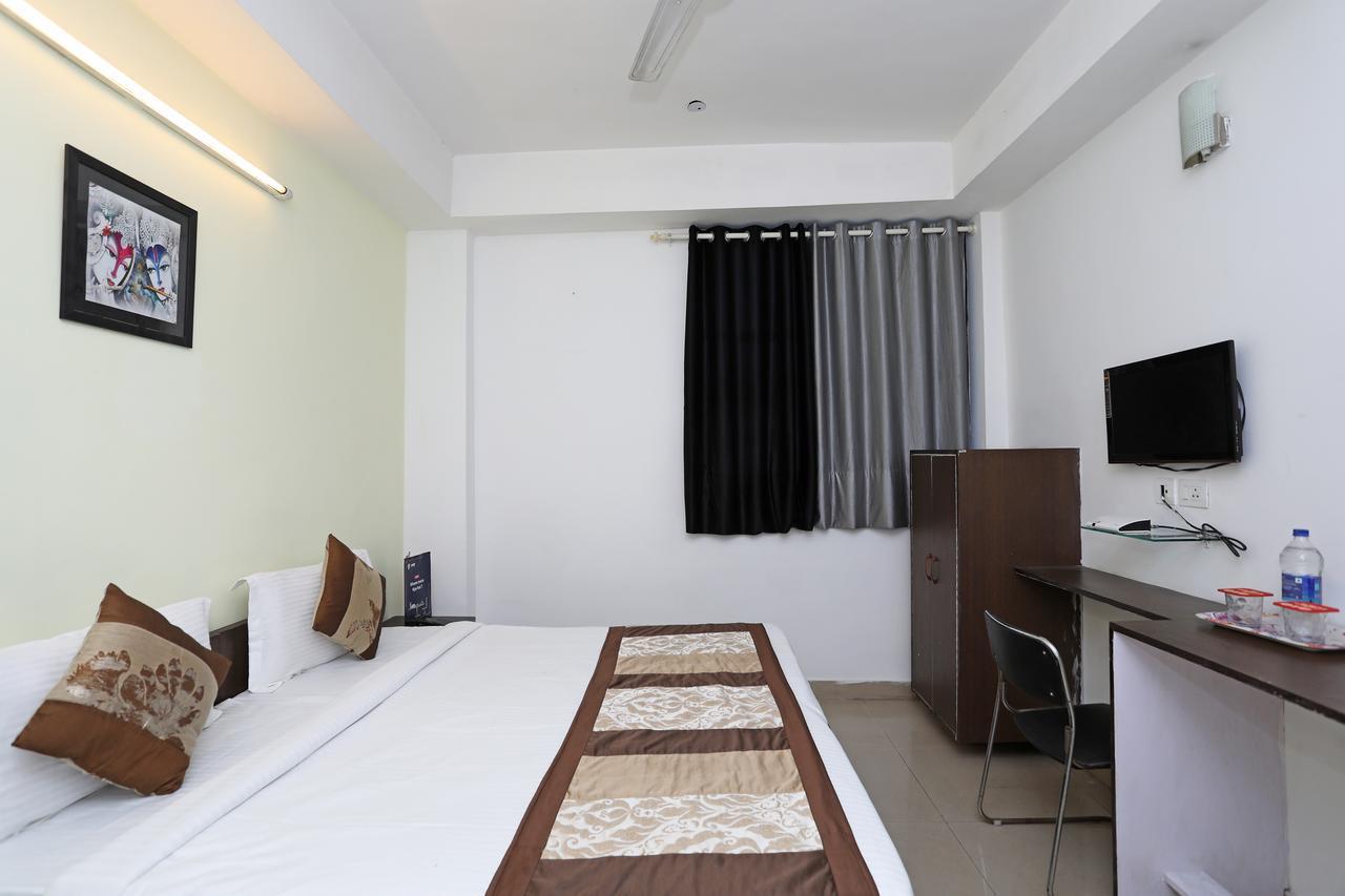 Oyo 11392 The Hotel Grand Hospitality Noida Exterior foto