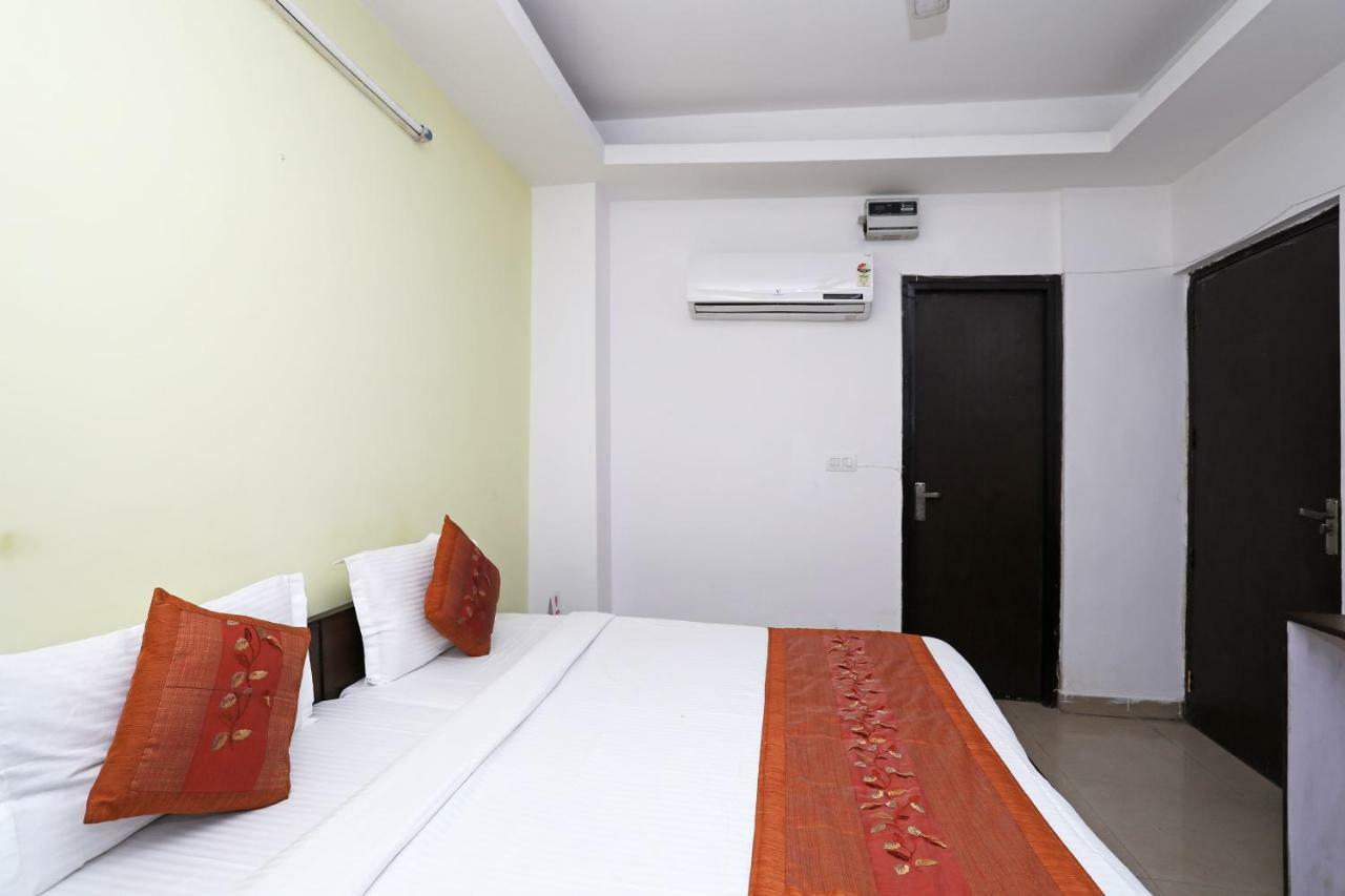 Oyo 11392 The Hotel Grand Hospitality Noida Exterior foto